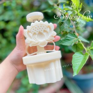 🥮 Kích thước hoa sen: 74mm (dài) x 60mm (rộng) 🎐 Quy cách: 1 khuôn nhấn + 1 mặt hoa sen 🏮 Khuôn bánh thân thiện với môi trường, tái sử dụng nhiều lần, tiết kiệm thời gian, sử dụng thuận tiện và vệ sinh với sự khéo léo tinh tế 📞 Mua sỉ liên hệ 🛵 Cần gấp hãy đặt hoả tốc 🙋🏻♀️ Liên hệ (điện thoại / zalo) : 0937.425.947 🏠 Địa chỉ cửa hàng : 1540 Võ Văn Kiệt, P7, Q6