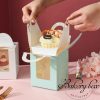 🥨 HỘP ĐỰNG CUPCAKE 1 Ô CÓ QUAI XÁCH 🥨 🍒 Kích thước: 9.2cm x 9.2cm x 11cm (cao) 🍧 Màu sắc: hồng ~ trắng ~ xanh dương ~ hoa văn ❤️ Sản phẩm dùng đựng 1 bánh cupcake, kẹo,bánh cưới... 📍 Chất liệu: giấy cao cấp 💌 Thùng 500 hộp giá inbox ————————————— ☎️ Mua sỉ liên hệ 🛵 Cần gấp hãy đặt hoả tốc 🙋🏻‍♀️ Liên hệ (điện thoại / zalo) : 0937.425.947 ⏰ Thời gian: 9h - 17h (Trước khi qua gọi hoặc nhắn tin cho shop để chuẩn bị hàng giúp mình nhé ạ) 🏠 Địa chỉ cửa hàng : 1540 Võ Văn Kiệt, P7, Q6