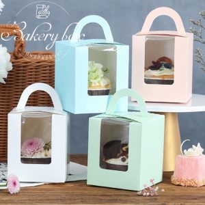 🥨 HỘP ĐỰNG CUPCAKE 1 Ô CÓ QUAI XÁCH 🥨 🍒 Kích thước: 9.2cm x 9.2cm x 11cm (cao) 🍧 Màu sắc: hồng ~ trắng ~ xanh dương ~ hoa văn ❤ Sản phẩm dùng đựng 1 bánh cupcake, kẹo,bánh cưới... 📍 Chất liệu: giấy cao cấp 💌 Thùng 500 hộp giá inbox ————————————— ☎ Mua sỉ liên hệ 🛵 Cần gấp hãy đặt hoả tốc 🙋🏻‍♀ Liên hệ (điện thoại / zalo) : 0937.425.947 ⏰ Thời gian: 9h - 17h (Trước khi qua gọi hoặc nhắn tin cho shop để chuẩn bị hàng giúp mình nhé ạ) 🏠 Địa chỉ cửa hàng : 1540 Võ Văn Kiệt, P7, Q6