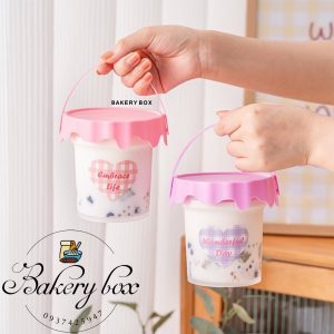 🥛 XÔ NHỰA QUAI XÁCH NHIỀU MÀU 🥛 🍮 Dung tích: 300ml 🍰 Kích thước: 6.5cm (đáy) x 9cm (cao) x 8.8cm (miệng) 🍯 Sản phẩm thích hợp đựng trà sữa, chè, rau câu, bánh lạnh... 💌 Thùng 1000 hủ giá inbox ————————————— ☎️ Mua sỉ liên hệ 🛵 Cần gấp hãy đặt hoả tốc 🙋🏻‍♀️ Liên hệ (điện thoại / zalo) : 0937.425.947 ⏰ Thời gian: 9h - 17h (Trước khi qua gọi hoặc nhắn tin cho shop để chuẩn bị hàng giúp mình nhé ạ) 🏠 Địa chỉ cửa hàng : 1540 Võ Văn Kiệt, P7, Q6