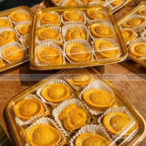 🥨 HỘP 9 NGĂN ĐẾ VÀNG ĐỰNG BÁNH MINI 🥨 〰 Kích thước: 21cm x 21cm x 5cm 〰 Kích thước mỗi ô vuông: 6cm 🍬 Sản phẩm thích hợp dùng đựng bánh mochi, bánh thỏi vàng, bánh dứa... ————————————— 📞 Mua sỉ liên hệ 🛵 Cần gấp hãy đặt hoả tốc 🙋🏻‍♀️ Liên hệ (điện thoại / zalo) : 0937.425.947 ⏰ Thời gian: 9h - 17h (Trước khi qua gọi hoặc nhắn tin cho shop để chuẩn bị hàng giúp mình nhé ạ) 🏠 Địa chỉ cửa hàng : 1540 Võ Văn Kiệt, P7, Q6