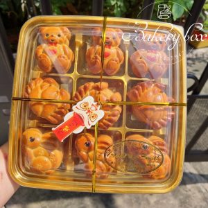 🥨 HỘP 9 NGĂN ĐẾ VÀNG ĐỰNG BÁNH MINI 🥨 〰 Kích thước: 21cm x 21cm x 5cm 〰 Kích thước mỗi ô vuông: 6cm 🍬 Sản phẩm thích hợp dùng đựng bánh mochi, bánh thỏi vàng, bánh dứa... ————————————— 📞 Mua sỉ liên hệ 🛵 Cần gấp hãy đặt hoả tốc 🙋🏻‍♀️ Liên hệ (điện thoại / zalo) : 0937.425.947 ⏰ Thời gian: 9h - 17h (Trước khi qua gọi hoặc nhắn tin cho shop để chuẩn bị hàng giúp mình nhé ạ) 🏠 Địa chỉ cửa hàng : 1540 Võ Văn Kiệt, P7, Q6