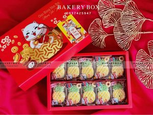 🧧 HỘP BÁNH DỨA MÈO MAY MẮN 🧧🏮 Chất liệu: giấy Ivory dày dặn cứng cáp

🍍 Đặc biệt: ép kim nổi bật

🎊 Hộp thích hợp để 10-20 bánh Dứa 

🎊 Kích thước hộp và nắp âm dương: 27.5cm x 18.5cm x 5.5cm

🎍 Lọt lòng hộp: 25.5cm x 16.5cm x 5.5cm

🎊 Kích thước túi: 29cm x 21.5cm x 7cm

—————————————

📞 Mua sỉ liên hệ

🛵 Cần gấp hãy đặt hoả tốc

🙋🏻‍♀️ Liên hệ (điện thoại / zalo) : 0937.425.947

⏰ Thời gian: 9h - 17h (Trước khi qua gọi hoặc nhắn tin cho shop để chuẩn bị hàng giúp mình nhé ạ)

🏠 Địa chỉ cửa hàng : 1540 Võ Văn Kiệt, P7, Q6