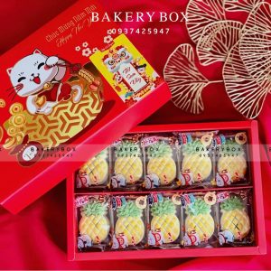 🧧 HỘP BÁNH DỨA MÈO MAY MẮN 🧧 🏮 Chất liệu: giấy Ivory dày dặn cứng cáp 🍍 Đặc biệt: ép kim nổi bật 🎊 Hộp thích hợp để 10-20 bánh Dứa 🎊 Kích thước hộp và nắp âm dương: 27.5cm x 18.5cm x 5.5cm 🎍 Lọt lòng hộp: 25.5cm x 16.5cm x 5.5cm 🎊 Kích thước túi: 29cm x 21.5cm x 7cm ————————————— 📞 Mua sỉ liên hệ 🛵 Cần gấp hãy đặt hoả tốc 🙋🏻‍♀️ Liên hệ (điện thoại / zalo) : 0937.425.947 ⏰ Thời gian: 9h - 17h (Trước khi qua gọi hoặc nhắn tin cho shop để chuẩn bị hàng giúp mình nhé ạ) 🏠 Địa chỉ cửa hàng : 1540 Võ Văn Kiệt, P7, Q6