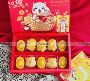 🧧 HỘP BÁNH DỨA MÈO MAY MẮN 🧧🏮 Chất liệu: giấy Ivory dày dặn cứng cáp

🍍 Đặc biệt: ép kim nổi bật

🎊 Hộp thích hợp để 10-20 bánh Dứa 

🎊 Kích thước hộp và nắp âm dương: 27.5cm x 18.5cm x 5.5cm

🎍 Lọt lòng hộp: 25.5cm x 16.5cm x 5.5cm

🎊 Kích thước túi: 29cm x 21.5cm x 7cm

—————————————

📞 Mua sỉ liên hệ

🛵 Cần gấp hãy đặt hoả tốc

🙋🏻‍♀️ Liên hệ (điện thoại / zalo) : 0937.425.947

⏰ Thời gian: 9h - 17h (Trước khi qua gọi hoặc nhắn tin cho shop để chuẩn bị hàng giúp mình nhé ạ)

🏠 Địa chỉ cửa hàng : 1540 Võ Văn Kiệt, P7, Q6
