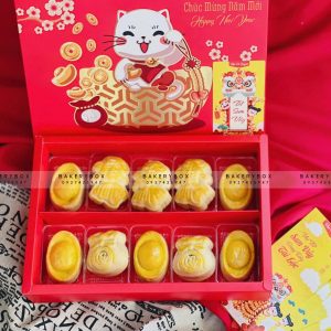 🧧 HỘP BÁNH DỨA MÈO MAY MẮN 🧧 🏮 Chất liệu: giấy Ivory dày dặn cứng cáp 🍍 Đặc biệt: ép kim nổi bật 🎊 Hộp thích hợp để 10-20 bánh Dứa 🎊 Kích thước hộp và nắp âm dương: 27.5cm x 18.5cm x 5.5cm 🎍 Lọt lòng hộp: 25.5cm x 16.5cm x 5.5cm 🎊 Kích thước túi: 29cm x 21.5cm x 7cm ————————————— 📞 Mua sỉ liên hệ 🛵 Cần gấp hãy đặt hoả tốc 🙋🏻‍♀️ Liên hệ (điện thoại / zalo) : 0937.425.947 ⏰ Thời gian: 9h - 17h (Trước khi qua gọi hoặc nhắn tin cho shop để chuẩn bị hàng giúp mình nhé ạ) 🏠 Địa chỉ cửa hàng : 1540 Võ Văn Kiệt, P7, Q6