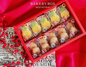 🧧 HỘP BÁNH DỨA MÈO MAY MẮN 🧧🏮 Chất liệu: giấy Ivory dày dặn cứng cáp

🍍 Đặc biệt: ép kim nổi bật

🎊 Hộp thích hợp để 10-20 bánh Dứa 

🎊 Kích thước hộp và nắp âm dương: 27.5cm x 18.5cm x 5.5cm

🎍 Lọt lòng hộp: 25.5cm x 16.5cm x 5.5cm

🎊 Kích thước túi: 29cm x 21.5cm x 7cm

—————————————

📞 Mua sỉ liên hệ

🛵 Cần gấp hãy đặt hoả tốc

🙋🏻‍♀️ Liên hệ (điện thoại / zalo) : 0937.425.947

⏰ Thời gian: 9h - 17h (Trước khi qua gọi hoặc nhắn tin cho shop để chuẩn bị hàng giúp mình nhé ạ)

🏠 Địa chỉ cửa hàng : 1540 Võ Văn Kiệt, P7, Q6