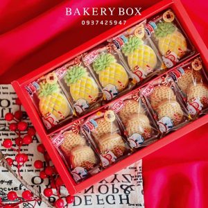 🧧 HỘP BÁNH DỨA MÈO MAY MẮN 🧧 🏮 Chất liệu: giấy Ivory dày dặn cứng cáp 🍍 Đặc biệt: ép kim nổi bật 🎊 Hộp thích hợp để 10-20 bánh Dứa 🎊 Kích thước hộp và nắp âm dương: 27.5cm x 18.5cm x 5.5cm 🎍 Lọt lòng hộp: 25.5cm x 16.5cm x 5.5cm 🎊 Kích thước túi: 29cm x 21.5cm x 7cm ————————————— 📞 Mua sỉ liên hệ 🛵 Cần gấp hãy đặt hoả tốc 🙋🏻‍♀️ Liên hệ (điện thoại / zalo) : 0937.425.947 ⏰ Thời gian: 9h - 17h (Trước khi qua gọi hoặc nhắn tin cho shop để chuẩn bị hàng giúp mình nhé ạ) 🏠 Địa chỉ cửa hàng : 1540 Võ Văn Kiệt, P7, Q6
