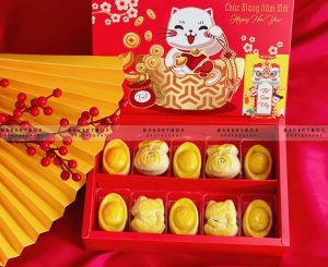 🧧 HỘP BÁNH DỨA MÈO MAY MẮN 🧧🏮 Chất liệu: giấy Ivory dày dặn cứng cáp

🍍 Đặc biệt: ép kim nổi bật

🎊 Hộp thích hợp để 10-20 bánh Dứa 

🎊 Kích thước hộp và nắp âm dương: 27.5cm x 18.5cm x 5.5cm

🎍 Lọt lòng hộp: 25.5cm x 16.5cm x 5.5cm

🎊 Kích thước túi: 29cm x 21.5cm x 7cm

—————————————

📞 Mua sỉ liên hệ

🛵 Cần gấp hãy đặt hoả tốc

🙋🏻‍♀️ Liên hệ (điện thoại / zalo) : 0937.425.947

⏰ Thời gian: 9h - 17h (Trước khi qua gọi hoặc nhắn tin cho shop để chuẩn bị hàng giúp mình nhé ạ)

🏠 Địa chỉ cửa hàng : 1540 Võ Văn Kiệt, P7, Q6