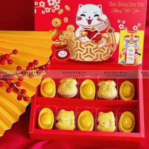 🧧 HỘP BÁNH DỨA MÈO MAY MẮN 🧧 🏮 Chất liệu: giấy Ivory dày dặn cứng cáp 🍍 Đặc biệt: ép kim nổi bật 🎊 Hộp thích hợp để 10-20 bánh Dứa 🎊 Kích thước hộp và nắp âm dương: 27.5cm x 18.5cm x 5.5cm 🎍 Lọt lòng hộp: 25.5cm x 16.5cm x 5.5cm 🎊 Kích thước túi: 29cm x 21.5cm x 7cm ————————————— 📞 Mua sỉ liên hệ 🛵 Cần gấp hãy đặt hoả tốc 🙋🏻‍♀️ Liên hệ (điện thoại / zalo) : 0937.425.947 ⏰ Thời gian: 9h - 17h (Trước khi qua gọi hoặc nhắn tin cho shop để chuẩn bị hàng giúp mình nhé ạ) 🏠 Địa chỉ cửa hàng : 1540 Võ Văn Kiệt, P7, Q6