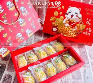 🧧 HỘP BÁNH DỨA MÈO MAY MẮN 🧧🏮 Chất liệu: giấy Ivory dày dặn cứng cáp

🍍 Đặc biệt: ép kim nổi bật

🎊 Hộp thích hợp để 10-20 bánh Dứa 

🎊 Kích thước hộp và nắp âm dương: 27.5cm x 18.5cm x 5.5cm

🎍 Lọt lòng hộp: 25.5cm x 16.5cm x 5.5cm

🎊 Kích thước túi: 29cm x 21.5cm x 7cm

—————————————

📞 Mua sỉ liên hệ

🛵 Cần gấp hãy đặt hoả tốc

🙋🏻‍♀️ Liên hệ (điện thoại / zalo) : 0937.425.947

⏰ Thời gian: 9h - 17h (Trước khi qua gọi hoặc nhắn tin cho shop để chuẩn bị hàng giúp mình nhé ạ)

🏠 Địa chỉ cửa hàng : 1540 Võ Văn Kiệt, P7, Q6