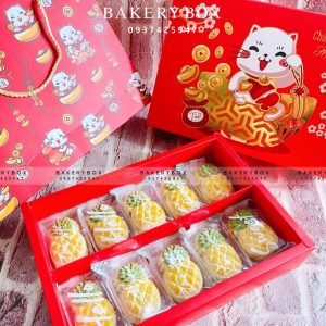 🧧 HỘP BÁNH DỨA MÈO MAY MẮN 🧧 🏮 Chất liệu: giấy Ivory dày dặn cứng cáp 🍍 Đặc biệt: ép kim nổi bật 🎊 Hộp thích hợp để 10-20 bánh Dứa 🎊 Kích thước hộp và nắp âm dương: 27.5cm x 18.5cm x 5.5cm 🎍 Lọt lòng hộp: 25.5cm x 16.5cm x 5.5cm 🎊 Kích thước túi: 29cm x 21.5cm x 7cm ————————————— 📞 Mua sỉ liên hệ 🛵 Cần gấp hãy đặt hoả tốc 🙋🏻‍♀️ Liên hệ (điện thoại / zalo) : 0937.425.947 ⏰ Thời gian: 9h - 17h (Trước khi qua gọi hoặc nhắn tin cho shop để chuẩn bị hàng giúp mình nhé ạ) 🏠 Địa chỉ cửa hàng : 1540 Võ Văn Kiệt, P7, Q6