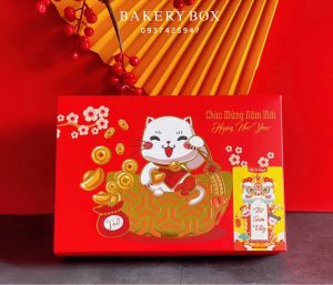 🧧 HỘP BÁNH DỨA MÈO MAY MẮN 🧧🏮 Chất liệu: giấy Ivory dày dặn cứng cáp

🍍 Đặc biệt: ép kim nổi bật

🎊 Hộp thích hợp để 10-20 bánh Dứa 

🎊 Kích thước hộp và nắp âm dương: 27.5cm x 18.5cm x 5.5cm

🎍 Lọt lòng hộp: 25.5cm x 16.5cm x 5.5cm

🎊 Kích thước túi: 29cm x 21.5cm x 7cm

—————————————

📞 Mua sỉ liên hệ

🛵 Cần gấp hãy đặt hoả tốc

🙋🏻‍♀️ Liên hệ (điện thoại / zalo) : 0937.425.947

⏰ Thời gian: 9h - 17h (Trước khi qua gọi hoặc nhắn tin cho shop để chuẩn bị hàng giúp mình nhé ạ)

🏠 Địa chỉ cửa hàng : 1540 Võ Văn Kiệt, P7, Q6