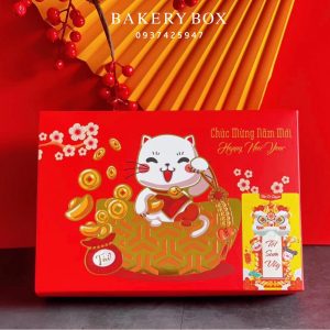 🧧 HỘP BÁNH DỨA MÈO MAY MẮN 🧧 🏮 Chất liệu: giấy Ivory dày dặn cứng cáp 🍍 Đặc biệt: ép kim nổi bật 🎊 Hộp thích hợp để 10-20 bánh Dứa 🎊 Kích thước hộp và nắp âm dương: 27.5cm x 18.5cm x 5.5cm 🎍 Lọt lòng hộp: 25.5cm x 16.5cm x 5.5cm 🎊 Kích thước túi: 29cm x 21.5cm x 7cm ————————————— 📞 Mua sỉ liên hệ 🛵 Cần gấp hãy đặt hoả tốc 🙋🏻‍♀️ Liên hệ (điện thoại / zalo) : 0937.425.947 ⏰ Thời gian: 9h - 17h (Trước khi qua gọi hoặc nhắn tin cho shop để chuẩn bị hàng giúp mình nhé ạ) 🏠 Địa chỉ cửa hàng : 1540 Võ Văn Kiệt, P7, Q6