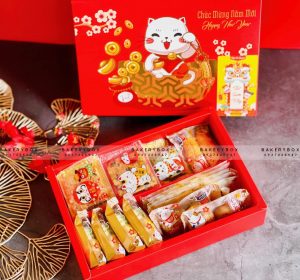 🧧 HỘP BÁNH DỨA MÈO MAY MẮN 🧧🏮 Chất liệu: giấy Ivory dày dặn cứng cáp

🍍 Đặc biệt: ép kim nổi bật

🎊 Hộp thích hợp để 10-20 bánh Dứa 

🎊 Kích thước hộp và nắp âm dương: 27.5cm x 18.5cm x 5.5cm

🎍 Lọt lòng hộp: 25.5cm x 16.5cm x 5.5cm

🎊 Kích thước túi: 29cm x 21.5cm x 7cm

—————————————

📞 Mua sỉ liên hệ

🛵 Cần gấp hãy đặt hoả tốc

🙋🏻‍♀️ Liên hệ (điện thoại / zalo) : 0937.425.947

⏰ Thời gian: 9h - 17h (Trước khi qua gọi hoặc nhắn tin cho shop để chuẩn bị hàng giúp mình nhé ạ)

🏠 Địa chỉ cửa hàng : 1540 Võ Văn Kiệt, P7, Q6