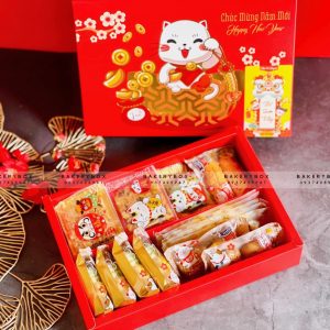 🧧 HỘP BÁNH DỨA MÈO MAY MẮN 🧧 🏮 Chất liệu: giấy Ivory dày dặn cứng cáp 🍍 Đặc biệt: ép kim nổi bật 🎊 Hộp thích hợp để 10-20 bánh Dứa 🎊 Kích thước hộp và nắp âm dương: 27.5cm x 18.5cm x 5.5cm 🎍 Lọt lòng hộp: 25.5cm x 16.5cm x 5.5cm 🎊 Kích thước túi: 29cm x 21.5cm x 7cm ————————————— 📞 Mua sỉ liên hệ 🛵 Cần gấp hãy đặt hoả tốc 🙋🏻‍♀️ Liên hệ (điện thoại / zalo) : 0937.425.947 ⏰ Thời gian: 9h - 17h (Trước khi qua gọi hoặc nhắn tin cho shop để chuẩn bị hàng giúp mình nhé ạ) 🏠 Địa chỉ cửa hàng : 1540 Võ Văn Kiệt, P7, Q6