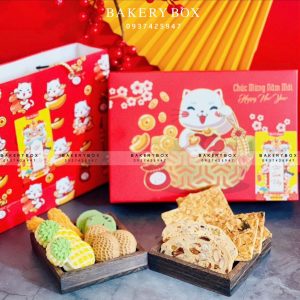 🧧 HỘP BÁNH DỨA MÈO MAY MẮN 🧧 🏮 Chất liệu: giấy Ivory dày dặn cứng cáp 🍍 Đặc biệt: ép kim nổi bật 🎊 Hộp thích hợp để 10-20 bánh Dứa 🎊 Kích thước hộp và nắp âm dương: 27.5cm x 18.5cm x 5.5cm 🎍 Lọt lòng hộp: 25.5cm x 16.5cm x 5.5cm 🎊 Kích thước túi: 29cm x 21.5cm x 7cm ————————————— 📞 Mua sỉ liên hệ 🛵 Cần gấp hãy đặt hoả tốc 🙋🏻‍♀️ Liên hệ (điện thoại / zalo) : 0937.425.947 ⏰ Thời gian: 9h - 17h (Trước khi qua gọi hoặc nhắn tin cho shop để chuẩn bị hàng giúp mình nhé ạ) 🏠 Địa chỉ cửa hàng : 1540 Võ Văn Kiệt, P7, Q6