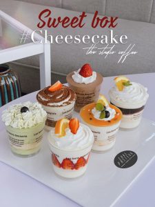 🍮 LY NHỰA NẮP CẦU ĐỰNG MOUSSE 🍮🌵 Kích thước: 7cm (cao) x 5.2cm (đáy) x 7.5cm (miệng)
🌵 Dung tích: 180ml
🌵 Ly nhựa mousse tròn nắp cầu là sản phẩm có hình dáng sang trọng bắt mắt bởi hình dáng tổng thể nắp tròn, bầu trông khá ngộ nghĩnh và độc đáo.
🌵 Ly nhựa mousse tròn không chỉ hình dáng mà còn đẹp, làm từ nhựa PE. Sản phẩm có màu trắng trong, bóng láng đảm bảo chất lượng tiêu chuẩn an toàn vệ sinh thực phẩm. Phần thân có kích thước vừa vặn giúp bạn đựng được lượng nước uống mang đi vừa đủ. Dùng ly nhựa nắp cầu là bạn mua cho mình một thương hiệu sành điệu lịch lãm và cao cấp.
📞 Mua sỉ liên hệ
🛵 Cần gấp hãy đặt hoả tốc
🙋🏻♀️ Liên hệ (điện thoại / zalo) : 0937.425.947
🏠 Địa chỉ cửa hàng : 1540 Võ Văn Kiệt, P7, Q6