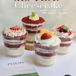 🍮 LY NHỰA NẮP CẦU ĐỰNG MOUSSE 🍮 🌵 Kích thước: 7cm (cao) x 5.2cm (đáy) x 7.5cm (miệng) 🌵 Dung tích: 180ml 🌵 Ly nhựa mousse tròn nắp cầu là sản phẩm có hình dáng sang trọng bắt mắt bởi hình dáng tổng thể nắp tròn, bầu trông khá ngộ nghĩnh và độc đáo. 🌵 Ly nhựa mousse tròn không chỉ hình dáng mà còn đẹp, làm từ nhựa PE. Sản phẩm có màu trắng trong, bóng láng đảm bảo chất lượng tiêu chuẩn an toàn vệ sinh thực phẩm. Phần thân có kích thước vừa vặn giúp bạn đựng được lượng nước uống mang đi vừa đủ. Dùng ly nhựa nắp cầu là bạn mua cho mình một thương hiệu sành điệu lịch lãm và cao cấp. 📞 Mua sỉ liên hệ 🛵 Cần gấp hãy đặt hoả tốc 🙋🏻♀️ Liên hệ (điện thoại / zalo) : 0937.425.947 🏠 Địa chỉ cửa hàng : 1540 Võ Văn Kiệt, P7, Q6