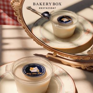 🍓 HỦ SỐT 4OZ NẮP LIỀN 🍓🍮 Kích thước: 4.5cm (cao) x 7.5cm (miệng) 💛 Dung tích: 110ml 🥞 Sản phẩm thích hợp đựng flan, sốt, siro, topping, pannca cotta... 📣 Thùng 2000 hộp giá inbox ————————————— ☎️ Mua sỉ liên hệ 🛵 Cần gấp hãy đặt hoả tốc 🙋🏻♀️ Liên hệ (điện thoại / zalo) : 0937.425.947 ⏰ Thời gian: 9h - 17h (Trước khi qua gọi hoặc nhắn tin cho shop để chuẩn bị hàng giúp mình nhé ạ) 🏠 Địa chỉ cửa hàng : 1540 Võ Văn Kiệt, P7, Q6