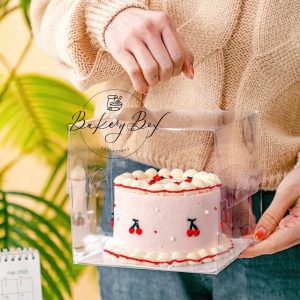 🎂 HỘP MICA TRONG ĐỰNG BÁNH KEM 🎂 〰️ Kích thước: 16cm x 16cm x 16cm 🍰 Chất liệu: mica trong suốt 📍 Sản phẩm được làm từ nhựa trong thực phẩm, bảo đảm an toàn vệ sinh 🍑 Thiết kế có quai xách tiện lợi 🍰 Hộp có lớp seal chống trầy, vui lòng tháo ra khi sử dụng 💌 Thùng 400 hộp giá inbox ————————————— 📞 Mua sỉ liên hệ 🛵 Cần gấp hãy đặt hoả tốc 🙋🏻‍♀️ Liên hệ (điện thoại / zalo) : 0937.425.947 ⏰ Thời gian: 9h - 17h (Trước khi qua gọi hoặc nhắn tin cho shop để chuẩn bị hàng giúp mình nhé ạ) 🏠 Địa chỉ cửa hàng : 1540 Võ Văn Kiệt, P7, Q6