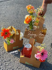 🌷 KHAY KRAFT QUAI XÁCH ĐỰNG HOA 🌷🎀 Kích thước: 17.5cm x 8cm x 9cm (cao)

➖ Sản phẩm thích hợp đựng hoa, ly nước, quà tặng

➖ Thùng 1000 hộp giá inbox

—————————————

☎️ Mua sỉ liên hệ

🛵 Cần gấp hãy đặt hoả tốc

🙋🏻‍♀️ Liên hệ (điện thoại / zalo) : 0937.425.947

⏰ Thời gian: 9h - 17h (Trước khi qua gọi hoặc nhắn tin cho shop để chuẩn bị hàng giúp mình nhé ạ)

🏠 Địa chỉ cửa hàng : 1540 Võ Văn Kiệt, P7, Q6