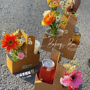 🌷 KHAY KRAFT QUAI XÁCH ĐỰNG HOA 🌷 🎀 Kích thước: 17.5cm x 8cm x 9cm (cao) ➖ Sản phẩm thích hợp đựng hoa, ly nước, quà tặng ➖ Thùng 1000 hộp giá inbox ————————————— ☎️ Mua sỉ liên hệ 🛵 Cần gấp hãy đặt hoả tốc 🙋🏻‍♀️ Liên hệ (điện thoại / zalo) : 0937.425.947 ⏰ Thời gian: 9h - 17h (Trước khi qua gọi hoặc nhắn tin cho shop để chuẩn bị hàng giúp mình nhé ạ) 🏠 Địa chỉ cửa hàng : 1540 Võ Văn Kiệt, P7, Q6