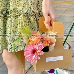 🌷 KHAY KRAFT QUAI XÁCH ĐỰNG HOA 🌷 🎀 Kích thước: 17.5cm x 8cm x 9cm (cao) ➖ Sản phẩm thích hợp đựng hoa, ly nước, quà tặng ➖ Thùng 1000 hộp giá inbox ————————————— ☎️ Mua sỉ liên hệ 🛵 Cần gấp hãy đặt hoả tốc 🙋🏻‍♀️ Liên hệ (điện thoại / zalo) : 0937.425.947 ⏰ Thời gian: 9h - 17h (Trước khi qua gọi hoặc nhắn tin cho shop để chuẩn bị hàng giúp mình nhé ạ) 🏠 Địa chỉ cửa hàng : 1540 Võ Văn Kiệt, P7, Q6