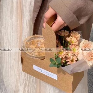 🌷 KHAY KRAFT QUAI XÁCH ĐỰNG HOA 🌷 🎀 Kích thước: 17.5cm x 8cm x 9cm (cao) ➖ Sản phẩm thích hợp đựng hoa, ly nước, quà tặng ➖ Thùng 1000 hộp giá inbox ————————————— ☎️ Mua sỉ liên hệ 🛵 Cần gấp hãy đặt hoả tốc 🙋🏻‍♀️ Liên hệ (điện thoại / zalo) : 0937.425.947 ⏰ Thời gian: 9h - 17h (Trước khi qua gọi hoặc nhắn tin cho shop để chuẩn bị hàng giúp mình nhé ạ) 🏠 Địa chỉ cửa hàng : 1540 Võ Văn Kiệt, P7, Q6