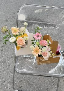 🌷 KHAY KRAFT QUAI XÁCH ĐỰNG HOA 🌷🎀 Kích thước: 17.5cm x 8cm x 9cm (cao)

➖ Sản phẩm thích hợp đựng hoa, ly nước, quà tặng

➖ Thùng 1000 hộp giá inbox

—————————————

☎️ Mua sỉ liên hệ

🛵 Cần gấp hãy đặt hoả tốc

🙋🏻‍♀️ Liên hệ (điện thoại / zalo) : 0937.425.947

⏰ Thời gian: 9h - 17h (Trước khi qua gọi hoặc nhắn tin cho shop để chuẩn bị hàng giúp mình nhé ạ)

🏠 Địa chỉ cửa hàng : 1540 Võ Văn Kiệt, P7, Q6