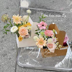 🌷 KHAY KRAFT QUAI XÁCH ĐỰNG HOA 🌷 🎀 Kích thước: 17.5cm x 8cm x 9cm (cao) ➖ Sản phẩm thích hợp đựng hoa, ly nước, quà tặng ➖ Thùng 1000 hộp giá inbox ————————————— ☎️ Mua sỉ liên hệ 🛵 Cần gấp hãy đặt hoả tốc 🙋🏻‍♀️ Liên hệ (điện thoại / zalo) : 0937.425.947 ⏰ Thời gian: 9h - 17h (Trước khi qua gọi hoặc nhắn tin cho shop để chuẩn bị hàng giúp mình nhé ạ) 🏠 Địa chỉ cửa hàng : 1540 Võ Văn Kiệt, P7, Q6