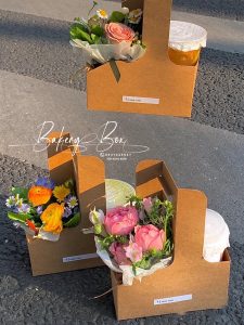 🌷 KHAY KRAFT QUAI XÁCH ĐỰNG HOA 🌷🎀 Kích thước: 17.5cm x 8cm x 9cm (cao)

➖ Sản phẩm thích hợp đựng hoa, ly nước, quà tặng

➖ Thùng 1000 hộp giá inbox

—————————————

☎️ Mua sỉ liên hệ

🛵 Cần gấp hãy đặt hoả tốc

🙋🏻‍♀️ Liên hệ (điện thoại / zalo) : 0937.425.947

⏰ Thời gian: 9h - 17h (Trước khi qua gọi hoặc nhắn tin cho shop để chuẩn bị hàng giúp mình nhé ạ)

🏠 Địa chỉ cửa hàng : 1540 Võ Văn Kiệt, P7, Q6