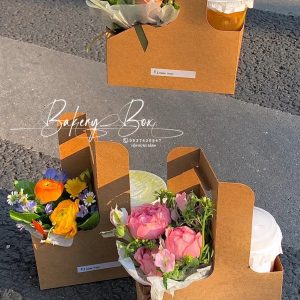 🌷 KHAY KRAFT QUAI XÁCH ĐỰNG HOA 🌷 🎀 Kích thước: 17.5cm x 8cm x 9cm (cao) ➖ Sản phẩm thích hợp đựng hoa, ly nước, quà tặng ➖ Thùng 1000 hộp giá inbox ————————————— ☎️ Mua sỉ liên hệ 🛵 Cần gấp hãy đặt hoả tốc 🙋🏻‍♀️ Liên hệ (điện thoại / zalo) : 0937.425.947 ⏰ Thời gian: 9h - 17h (Trước khi qua gọi hoặc nhắn tin cho shop để chuẩn bị hàng giúp mình nhé ạ) 🏠 Địa chỉ cửa hàng : 1540 Võ Văn Kiệt, P7, Q6