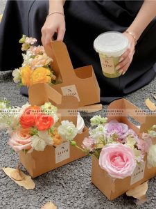 🌷 KHAY KRAFT QUAI XÁCH ĐỰNG HOA 🌷🎀 Kích thước: 17.5cm x 8cm x 9cm (cao)

➖ Sản phẩm thích hợp đựng hoa, ly nước, quà tặng

➖ Thùng 1000 hộp giá inbox

—————————————

☎️ Mua sỉ liên hệ

🛵 Cần gấp hãy đặt hoả tốc

🙋🏻‍♀️ Liên hệ (điện thoại / zalo) : 0937.425.947

⏰ Thời gian: 9h - 17h (Trước khi qua gọi hoặc nhắn tin cho shop để chuẩn bị hàng giúp mình nhé ạ)

🏠 Địa chỉ cửa hàng : 1540 Võ Văn Kiệt, P7, Q6