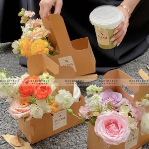 🌷 KHAY KRAFT QUAI XÁCH ĐỰNG HOA 🌷 🎀 Kích thước: 17.5cm x 8cm x 9cm (cao) ➖ Sản phẩm thích hợp đựng hoa, ly nước, quà tặng ➖ Thùng 1000 hộp giá inbox ————————————— ☎️ Mua sỉ liên hệ 🛵 Cần gấp hãy đặt hoả tốc 🙋🏻‍♀️ Liên hệ (điện thoại / zalo) : 0937.425.947 ⏰ Thời gian: 9h - 17h (Trước khi qua gọi hoặc nhắn tin cho shop để chuẩn bị hàng giúp mình nhé ạ) 🏠 Địa chỉ cửa hàng : 1540 Võ Văn Kiệt, P7, Q6