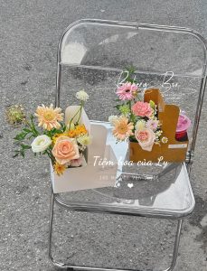 🌷 KHAY KRAFT QUAI XÁCH ĐỰNG HOA 🌷🎀 Kích thước: 17.5cm x 8cm x 9cm (cao)

➖ Sản phẩm thích hợp đựng hoa, ly nước, quà tặng

➖ Thùng 1000 hộp giá inbox

—————————————

☎️ Mua sỉ liên hệ

🛵 Cần gấp hãy đặt hoả tốc

🙋🏻‍♀️ Liên hệ (điện thoại / zalo) : 0937.425.947

⏰ Thời gian: 9h - 17h (Trước khi qua gọi hoặc nhắn tin cho shop để chuẩn bị hàng giúp mình nhé ạ)

🏠 Địa chỉ cửa hàng : 1540 Võ Văn Kiệt, P7, Q6