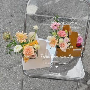 🌷 KHAY KRAFT QUAI XÁCH ĐỰNG HOA 🌷 🎀 Kích thước: 17.5cm x 8cm x 9cm (cao) ➖ Sản phẩm thích hợp đựng hoa, ly nước, quà tặng ➖ Thùng 1000 hộp giá inbox ————————————— ☎️ Mua sỉ liên hệ 🛵 Cần gấp hãy đặt hoả tốc 🙋🏻‍♀️ Liên hệ (điện thoại / zalo) : 0937.425.947 ⏰ Thời gian: 9h - 17h (Trước khi qua gọi hoặc nhắn tin cho shop để chuẩn bị hàng giúp mình nhé ạ) 🏠 Địa chỉ cửa hàng : 1540 Võ Văn Kiệt, P7, Q6