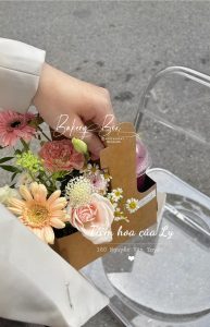 🌷 KHAY KRAFT QUAI XÁCH ĐỰNG HOA 🌷🎀 Kích thước: 17.5cm x 8cm x 9cm (cao)

➖ Sản phẩm thích hợp đựng hoa, ly nước, quà tặng

➖ Thùng 1000 hộp giá inbox

—————————————

☎️ Mua sỉ liên hệ

🛵 Cần gấp hãy đặt hoả tốc

🙋🏻‍♀️ Liên hệ (điện thoại / zalo) : 0937.425.947

⏰ Thời gian: 9h - 17h (Trước khi qua gọi hoặc nhắn tin cho shop để chuẩn bị hàng giúp mình nhé ạ)

🏠 Địa chỉ cửa hàng : 1540 Võ Văn Kiệt, P7, Q6