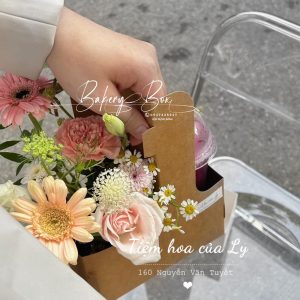 🌷 KHAY KRAFT QUAI XÁCH ĐỰNG HOA 🌷 🎀 Kích thước: 17.5cm x 8cm x 9cm (cao) ➖ Sản phẩm thích hợp đựng hoa, ly nước, quà tặng ➖ Thùng 1000 hộp giá inbox ————————————— ☎️ Mua sỉ liên hệ 🛵 Cần gấp hãy đặt hoả tốc 🙋🏻‍♀️ Liên hệ (điện thoại / zalo) : 0937.425.947 ⏰ Thời gian: 9h - 17h (Trước khi qua gọi hoặc nhắn tin cho shop để chuẩn bị hàng giúp mình nhé ạ) 🏠 Địa chỉ cửa hàng : 1540 Võ Văn Kiệt, P7, Q6