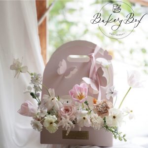 HỘP CÁNH BƯỚM MÀU HỒNG CẮM HOA, BÁNH KEM