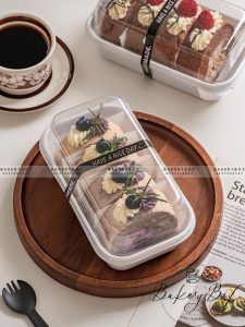 W180 HỘP NHỰA ĐẾ TRẮNG ĐỰNG BÁNH KHÚC GỖ